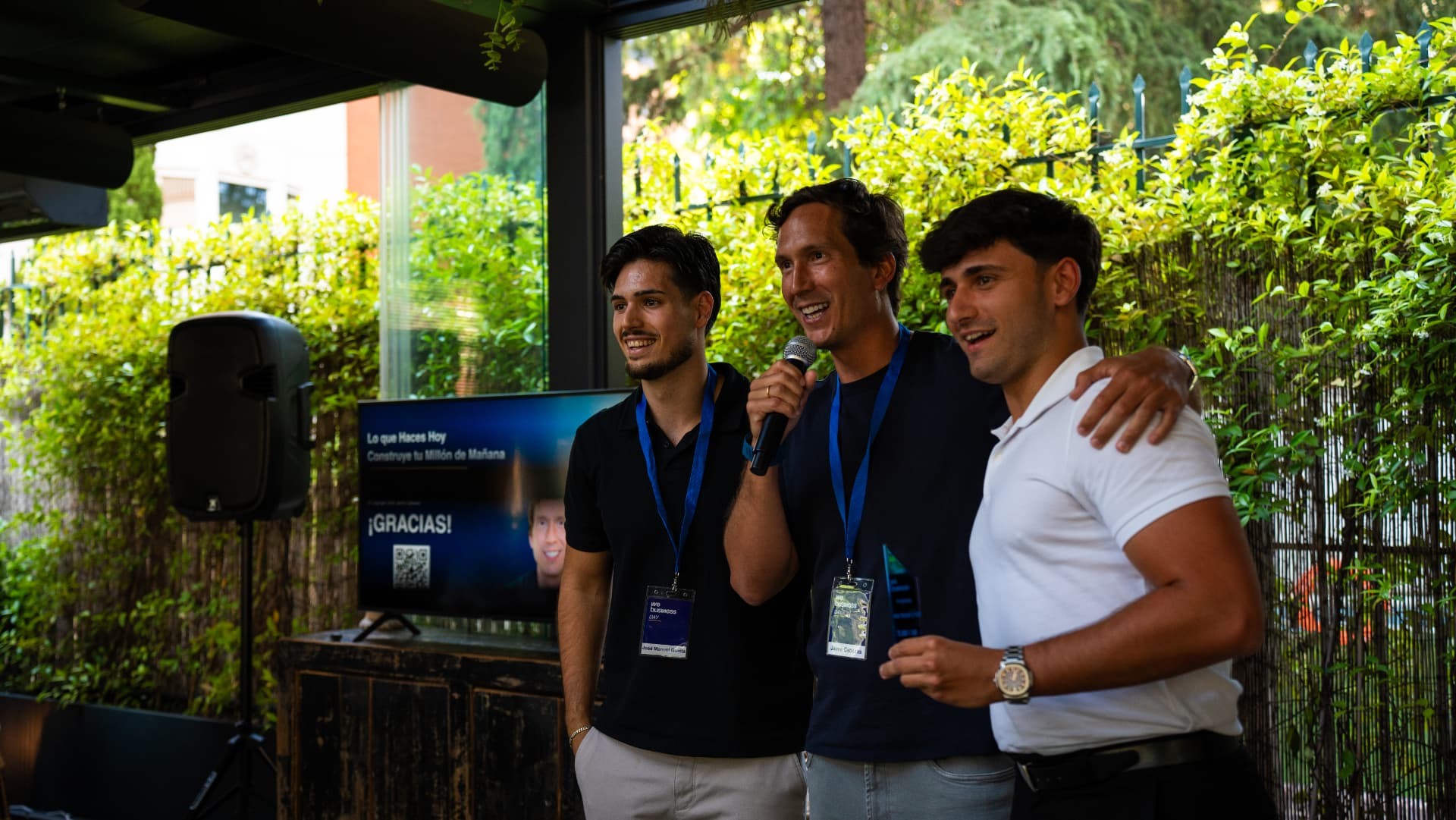 Participantes compartiendo un reconocimiento en un evento de WeBusiness