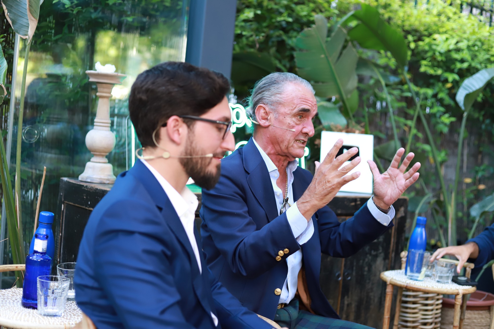 Ponentes conversando durante un evento presencial