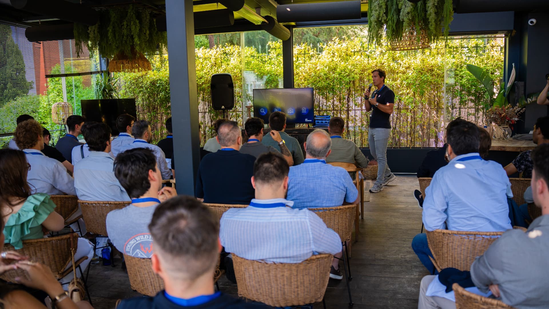 Charla ante los asistentes de un evento presencial de WeBusiness